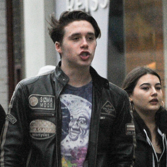 Brooklyn Beckham trouve une amende sur sa voiture après un déjeuner entre amis dont Kim Turnbull dans le quartier de Hampstead à Londres, le 12 décembre 2016