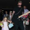 La famille Beckham arrive à l'aéroport de LAX à Los Angeles. David Beckham tient la main de sa fille Harper, Brooklyn marche aux côtés de sa mère Victoria et le petit Cruz porte tout seul sa guitare XXL. Le 29 août 2016