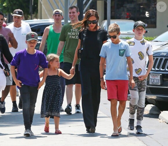 Exclusif - Victoria Beckham est allée déjeuner avec ses enfants Harper, Romeo, Cruz et un ami au restaurant The Golden State à Los Angeles, le 21 août 2016