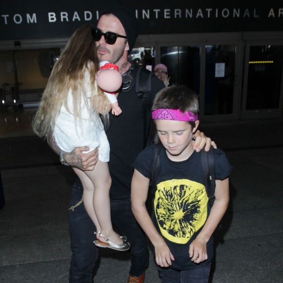 David Beckham avec Harper Beckham et Cruz Beckham arrivent à l'aéroport de LAX à Los Angeles, Californie, Etats-Unis, le 11 juillet 2016.