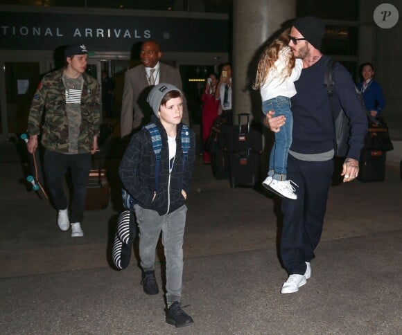 David Beckham arrive avec ses enfants Brooklyn, Romeo, Cruz et Harper à l'aéroport de LAX à Los Angeles, le 24 mars 2016