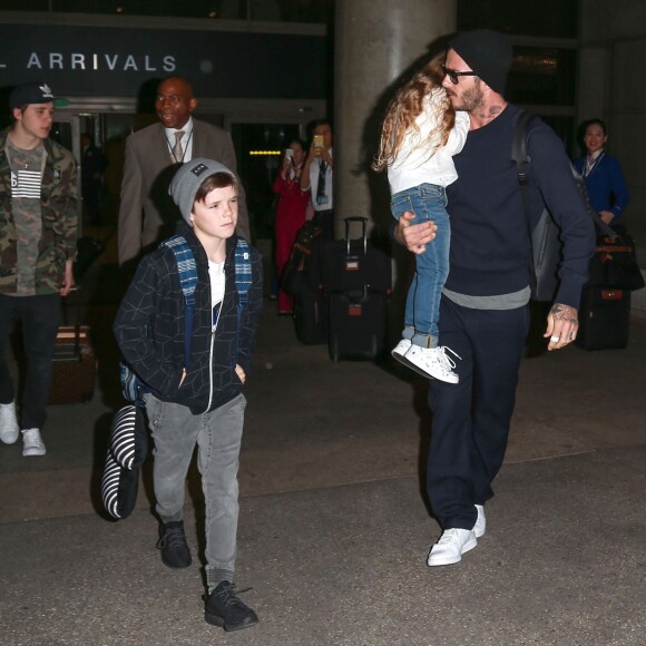 David Beckham arrive avec ses enfants Brooklyn, Romeo, Cruz et Harper à l'aéroport de LAX à Los Angeles, le 24 mars 2016