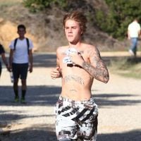 Justin Bieber torse nu : En plein footing, le chanteur tombe le haut