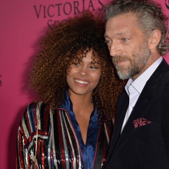 Vincent Cassel et Tina Kunakey lors du photocall du défilé Victoria's Secret au Grand Palais à Paris, le 30 novembre 2016.