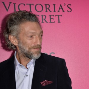 Vincent Cassel et Tina Kunakey lors du photocall du défilé Victoria's Secret au Grand Palais à Paris, le 30 novembre 2016.