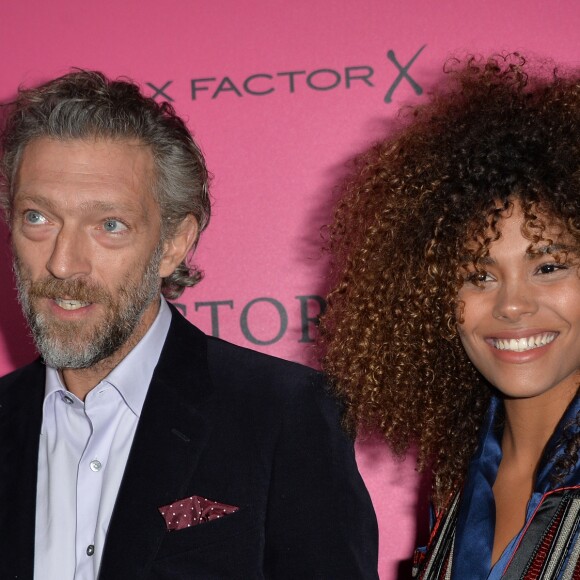 Vincent Cassel et Tina Kunakey lors du photocall du défilé Victoria's Secret au Grand Palais à Paris, le 30 novembre 2016.