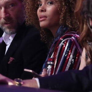 Vincent Cassel et Tina Kunakey lors du défilé Victoria's Secret au Grand Palais à Paris, le 30 novembre 2016.