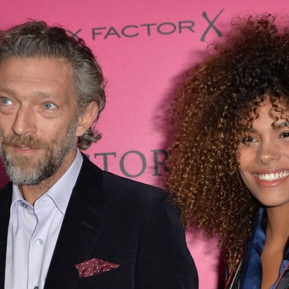 Vincent Cassel et Tina Kunakey lors du photocall du défilé Victoria's Secret au Grand Palais à Paris, le 30 novembre 2016.