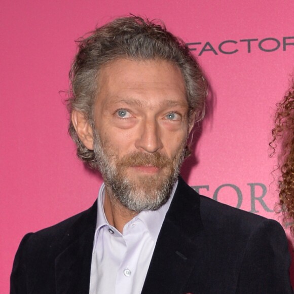 Vincent Cassel et Tina Kunakey lors du photocall du défilé Victoria's Secret au Grand Palais à Paris, le 30 novembre 2016.