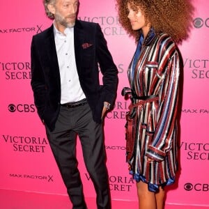 Vincent Cassel et Tina Kunakey lors du photocall du défilé Victoria's Secret au Grand Palais à Paris, le 30 novembre 2016.