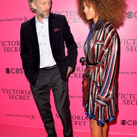 Vincent Cassel et Tina Kunakey lors du photocall du défilé Victoria's Secret au Grand Palais à Paris, le 30 novembre 2016.