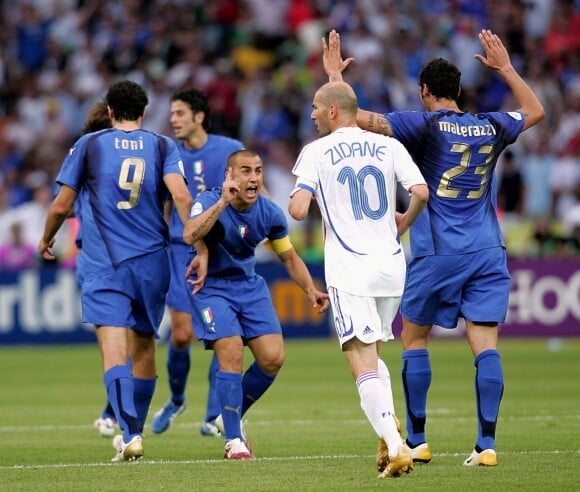 Marco Materazzi (bras levés) célèbre sa victoire durant la Coupe du monde de football à Berlin, opposant la France à l'Italie, le 9 juillet 2006.