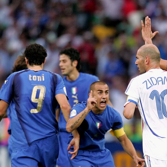 Marco Materazzi (bras levés) célèbre sa victoire durant la Coupe du monde de football à Berlin, opposant la France à l'Italie, le 9 juillet 2006.