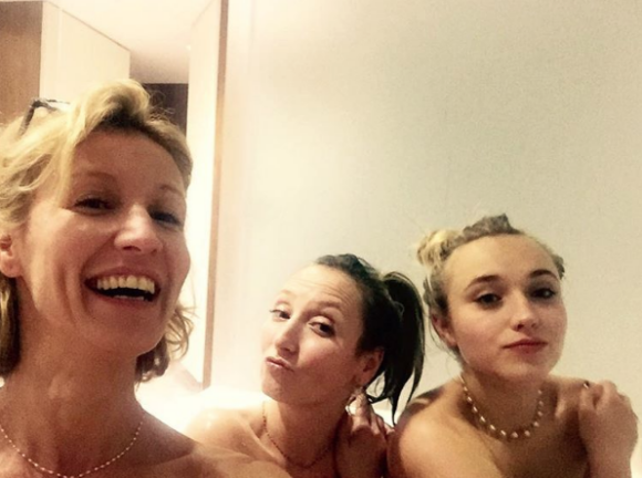 Audrey Lamy, Alexandra Lamy et Chloé Jouannet dans le bain de leur hôtel à Lisbonne (photo datée du 20 décembre 2016)
