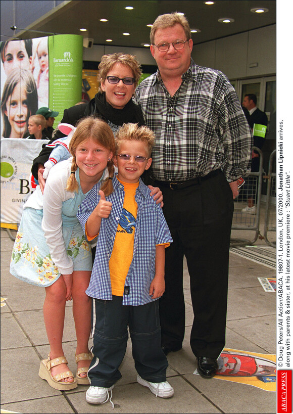 Jonathan Lipnicki, ses parents et sa soeur à Londres. Juillet 2000.