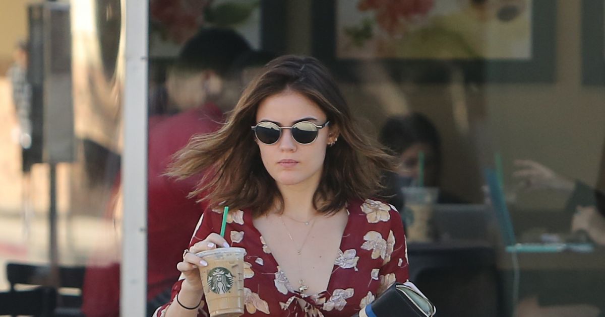Célibataire Cherche L'amour Lucy Hale Lucy Hale prend un café chez Starbuck à Los Angeles le 10 octobre 2016