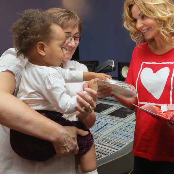 Exclusif - Leïla et sa mère d'accueil, Ingrid Chauvin - Enregistrement du clip de la chanson "Coeur à coeur" au profit de Mécénat Chirurgie Cardiaque aux studios de la Seine à Paris, le 14 décembre 2016. © CVS/Bestimage