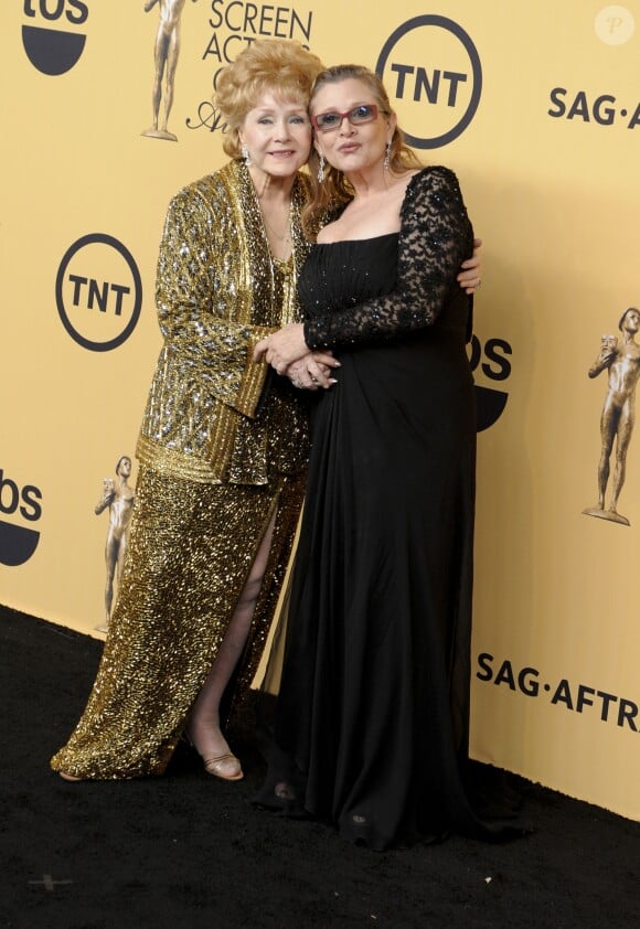 Debbie Reynolds avec sa fille Carrie Fisher lors des 21e Screen Actors Guild Awards à Los Angeles, le 25 janvier 2015.