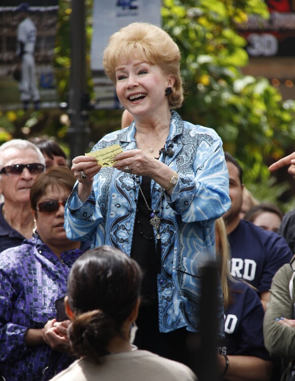 Debbie Reynolds présente son livre Unsinkable dans l'émission Extra de Mario Lopez à Los Angeles, le 8 avril 2013