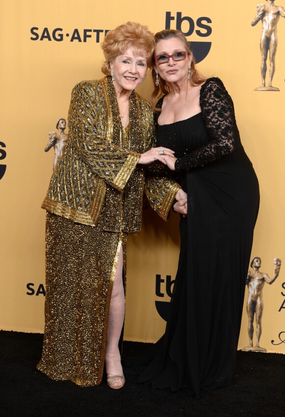 Debbie Reynolds avec sa fille Carrie Fisher lors des 21e Screen Actors Guild Awards à Los Angeles, le 25 janvier 2015.