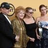 Debbie Reynolds entourée de son fils Todd Fisher, sa fille Carrie Fisher et sa petite-fille Billie Lourd lors des 21e Screen Actors Guild Awards à Los Angeles, le 25 janvier 2015.