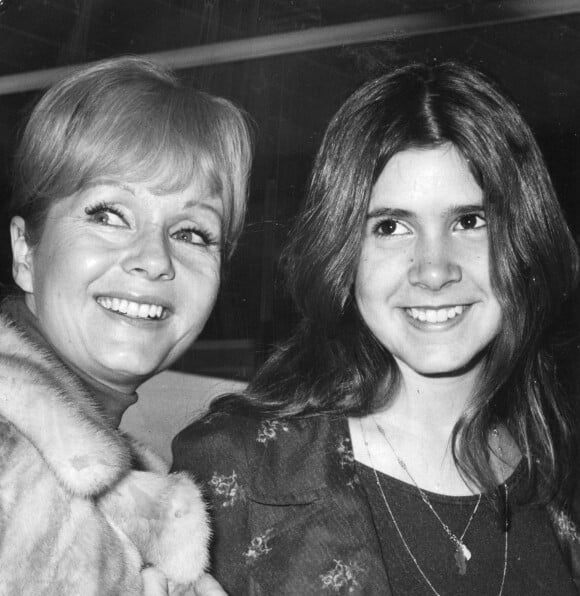 Debbie Reynolds et sa fille Carrie Fisher en vacances en Espagne en février 1972