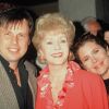 Debbie Reynolds entourée de ses enfants Todd Fisher et Carrie Fisher lors des AFI Circle Awards à Los Angeles en 1998