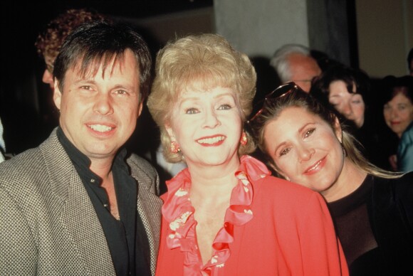 Debbie Reynolds entourée de ses enfants Todd Fisher et Carrie Fisher lors des AFI Circle Awards à Los Angeles en 1998