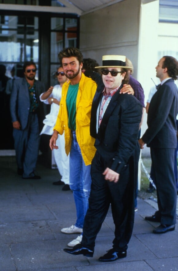 George Michael et Elton John en coulisses du Live Aid au stade de Wembley en 1985.