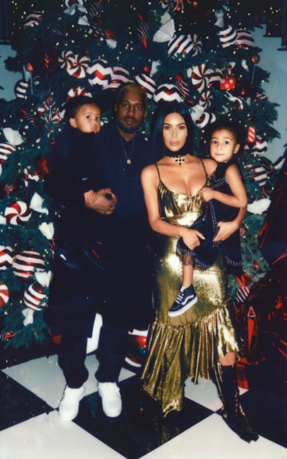 Kanye West souhaite un joyeux noël à ses admirateurs et prouve, au passage, qu'il n'a pas été banni par sa belle-famille. Sur Twitter, le 27 décembre 2016.