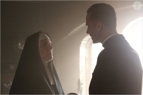 Barbara Tarbuck, Joseph Fiennes - American Horror Story saison 2