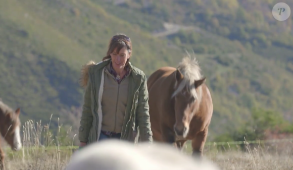 Carole, 48 ans, est éleveuse de chiens Saint-Bernard en région PACA et a 6 enfants. 