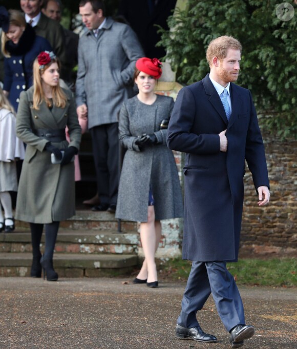 Le prince Harry, suivi par ses cousines Beatrice et Eugenie d'York. La famille royale assiste à la messe de Noël à l'église de Sandringham le 25 décembre 2016.