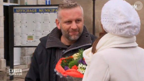 Romuald (42 ans), éleveur de poules bio pour la vente des oeufs en Bourgogne – Franche Comté . "L'amour est dans le pré 2017" sur M6. Janvier 2017.