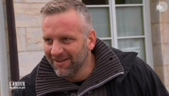 Romuald (42 ans), éleveur de poules bio pour la vente des oeufs en Bourgogne – Franche Comté . "L'amour est dans le pré 2017" sur M6. Janvier 2017.