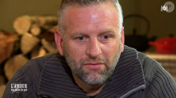 Romuald (42 ans), éleveur de poules bio pour la vente des oeufs en Bourgogne – Franche Comté . "L'amour est dans le pré 2017" sur M6. Janvier 2017.