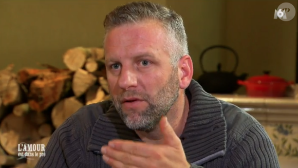 Romuald (42 ans), éleveur de poules bio pour la vente des oeufs en Bourgogne – Franche Comté . "L'amour est dans le pré 2017" sur M6. Janvier 2017.