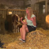 Nathalie, 27 ans, éleveuse de vaches et de chèvres pour le fromage en Bourgogne – Franche Comté. Candidate de "L'amour est dans le pré 2017".