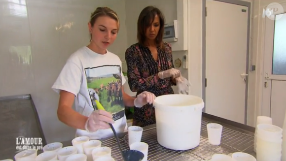 Nathalie (27 ans), éleveuse de vaches et de chèvres pour le fromage en Bourgogne – Franche Comté. "L'amour est dans le pré 2017" sur M6. Janvier 2017.