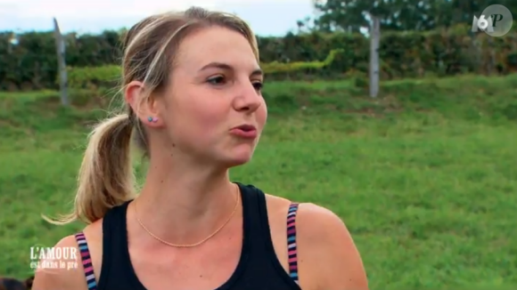 Nathalie (27 ans), éleveuse de vaches et de chèvres pour le fromage en Bourgogne – Franche Comté. "L'amour est dans le pré 2017" sur M6. Janvier 2017.