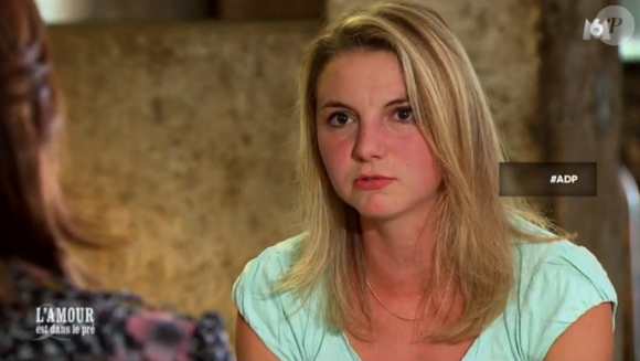 Nathalie (27 ans), éleveuse de vaches et de chèvres pour le fromage en Bourgogne – Franche Comté. "L'amour est dans le pré 2017" sur M6. Janvier 2017.