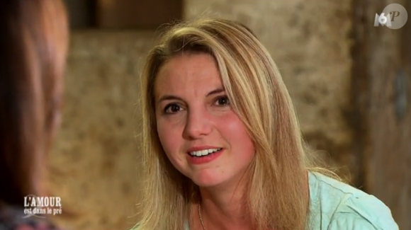 Nathalie (27 ans), éleveuse de vaches et de chèvres pour le fromage en Bourgogne – Franche Comté. "L'amour est dans le pré 2017" sur M6. Janvier 2017.