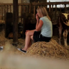 Nathalie (27 ans), éleveuse de vaches et de chèvres pour le fromage en Bourgogne – Franche Comté. "L'amour est dans le pré 2017" sur M6. Janvier 2017.