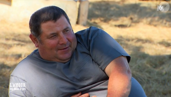 Gérard alias "Gégé" (52 ans), éleveur de vaches et de brebis allaitantes en Nouvelle Aquitaine. "L'amour est dans le pré 2017" sur M6. Janvier 2017.
