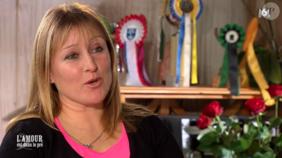 Julie (33 ans), éleveuse de chevaux en Normandie. "L'amour est dans le pré 2017" sur M6. Janvier 2017.