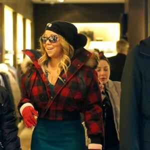 Exclusif - Mariah Carey fait ses derniers achats de Noël dans les boutiques Ermenegildo Zegna et Dolce & Gabbana à Aspen dans le Colorado le 24 décembre 2016.