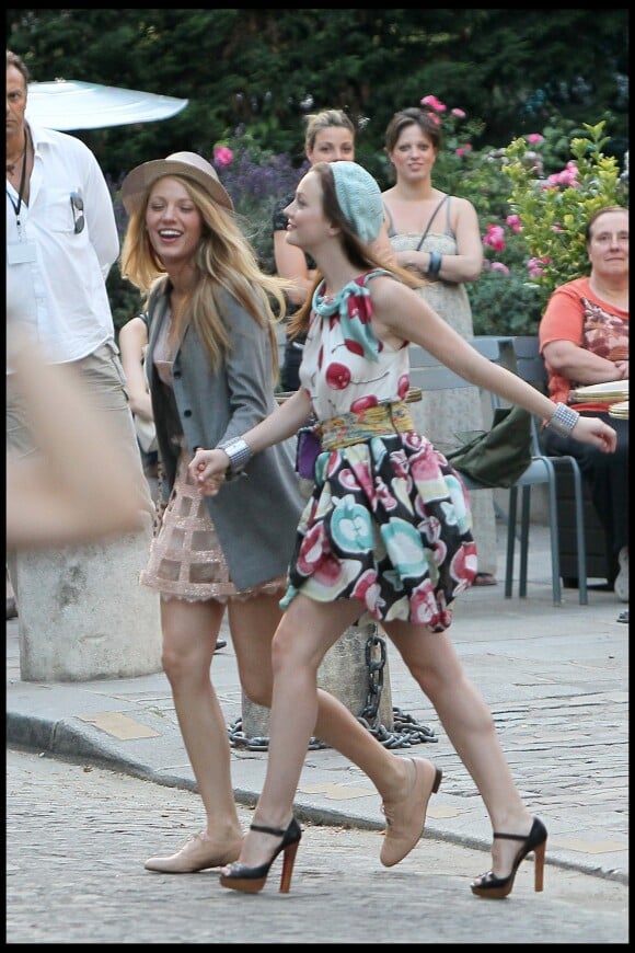 Leighton Meester et Blake Lively sur le tournage de Gossip Girl à Paris, le 8 juillet 2010