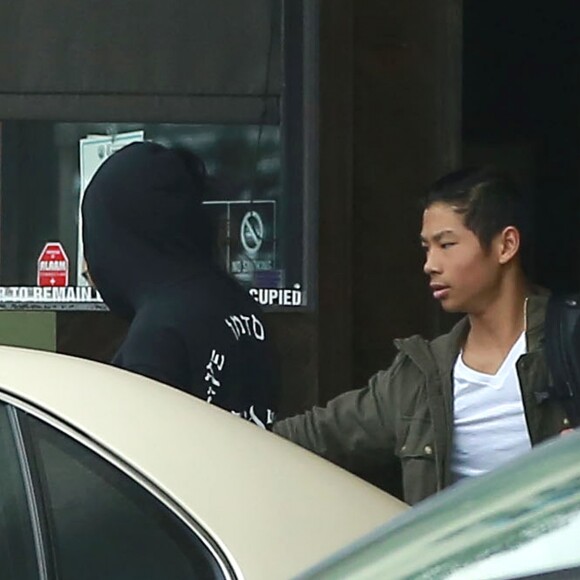 Pax et Maddox Jolie-Pitt (les fils de Brad Pitt et Angelina Jolie) sont allés déjeuner avec des amis et leur garde du corps à Studio City, Los Angeles, Californie, Etats-Unis, le 3 janvier 2017.