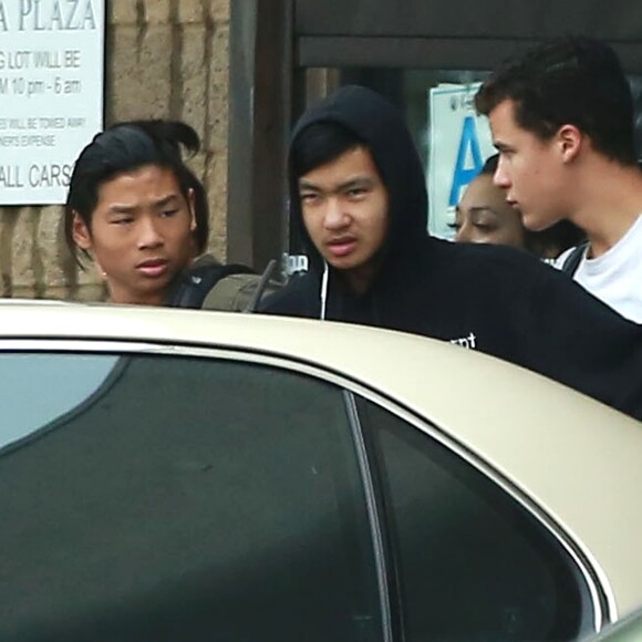 Pax et Maddox Jolie-Pitt (les fils de Brad Pitt et Angelina Jolie) sont allés déjeuner avec des amis et leur garde du corps à Studio City, Los Angeles, Californie, Etats-Unis, le 3 janvier 2017.