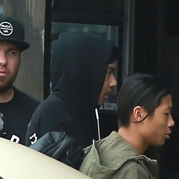 Pax et Maddox Jolie-Pitt (les fils de Brad Pitt et Angelina Jolie) sont allés déjeuner avec des amis et leur garde du corps à Studio City, Los Angeles, Californie, Etats-Unis, le 3 janvier 2017.